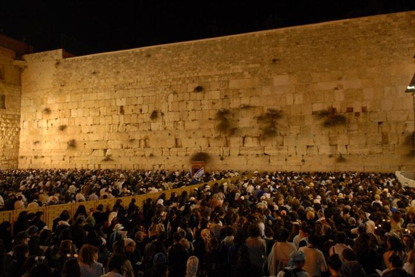 בתפילה חגיגית נצבע הכותל המערבי בכחול ולבן