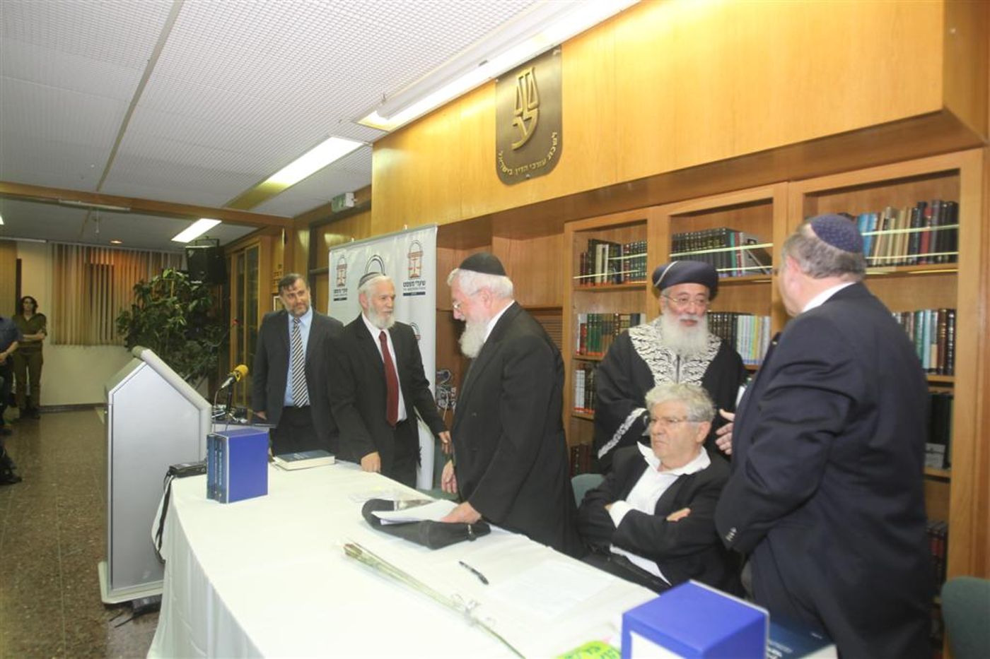 מי לא עמד לכבוד הראשון לציון הרב עמאר?