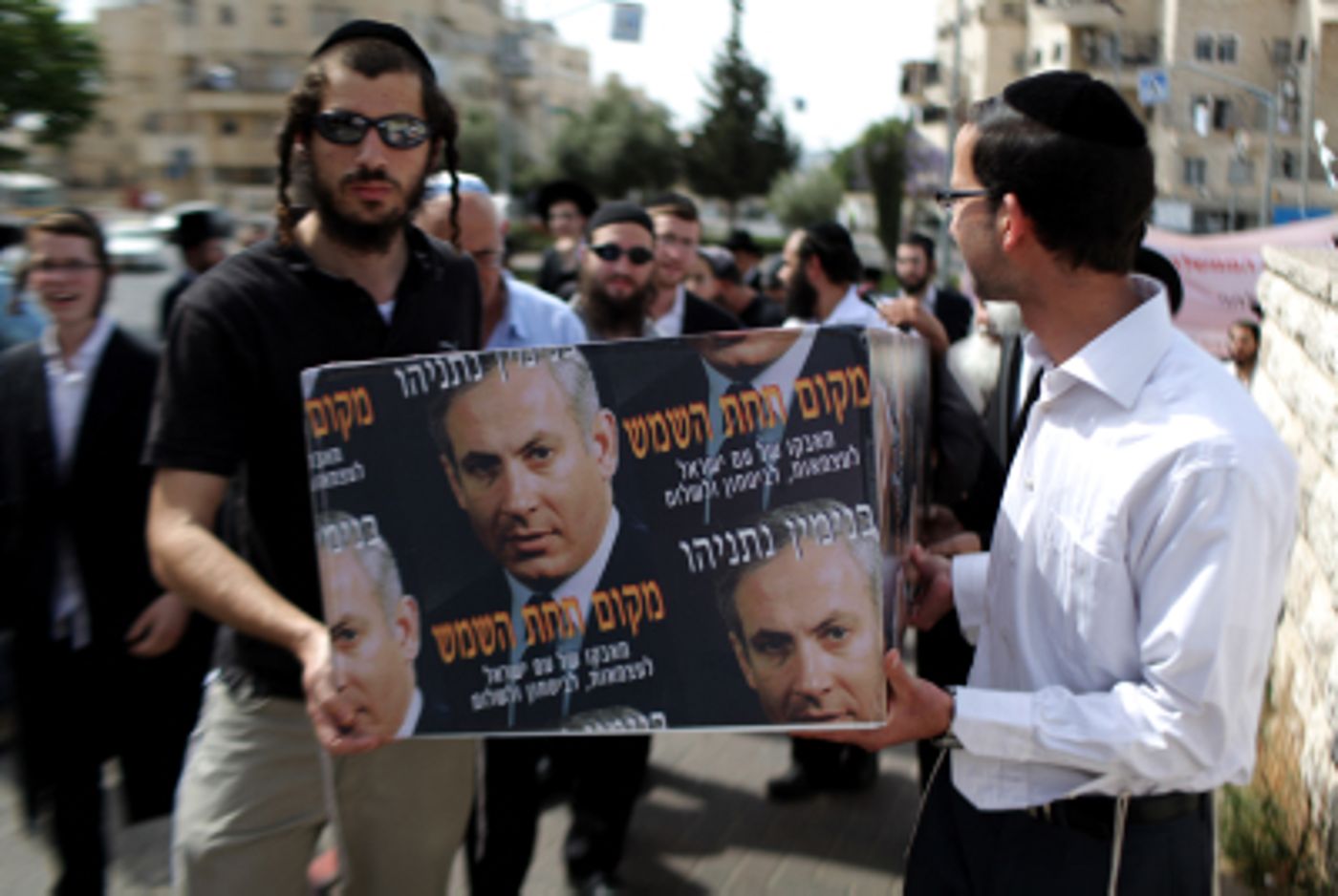 תמונות מטקס הקבורה לספר "מקום תחת השמש"