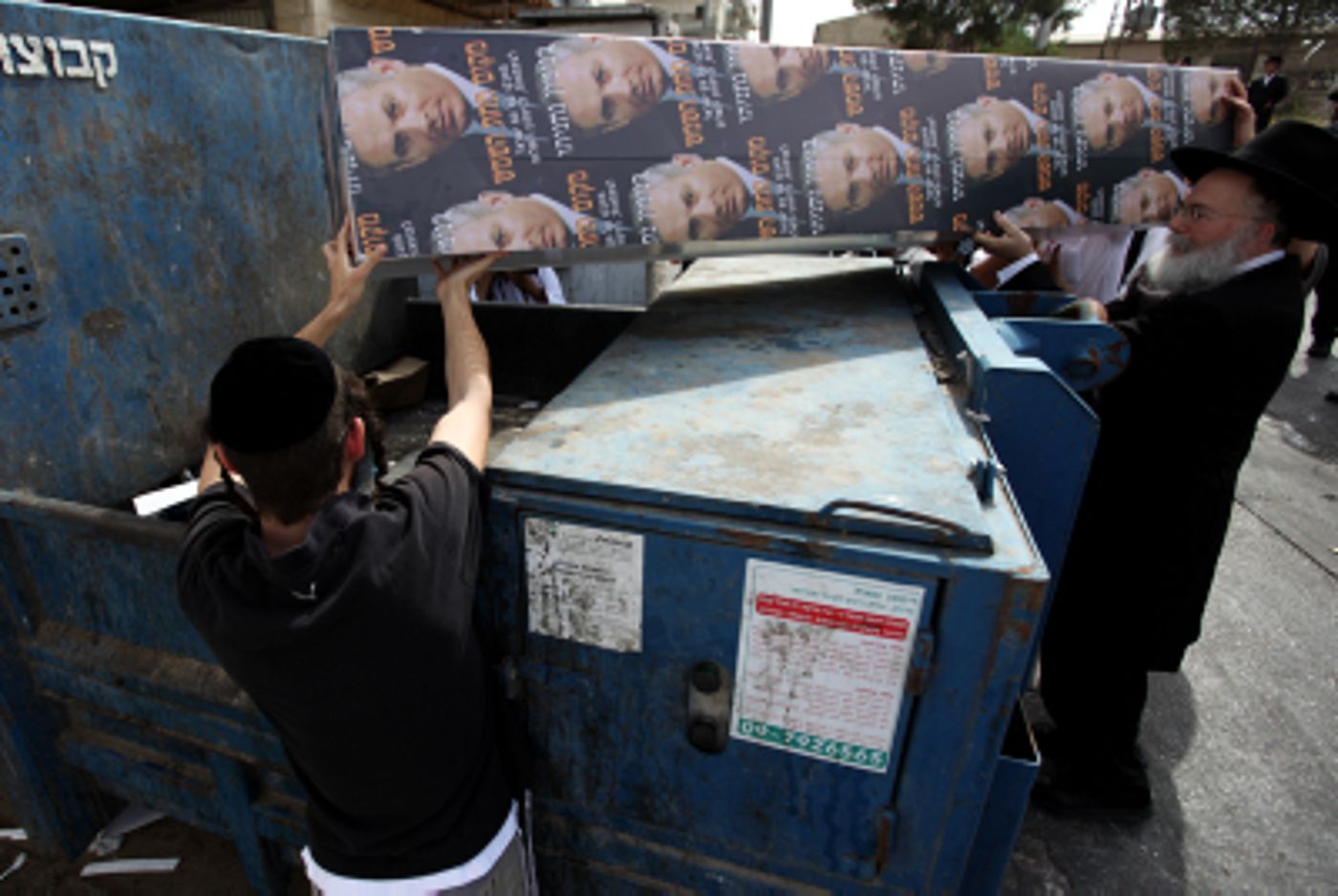 תמונות מטקס הקבורה לספר "מקום תחת השמש"
