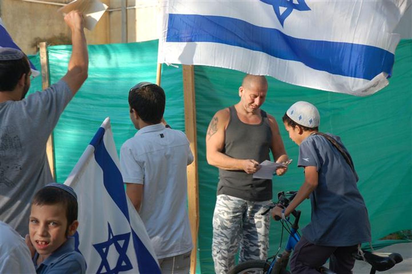 גם במרכז חוגגים: תמונות מריקוד דגלים בחולון