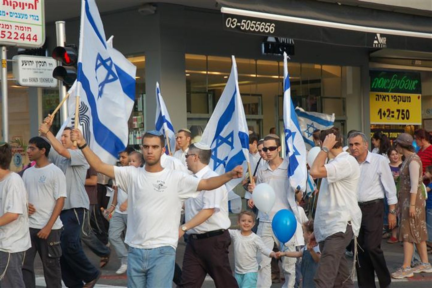 גם במרכז חוגגים: תמונות מריקוד דגלים בחולון