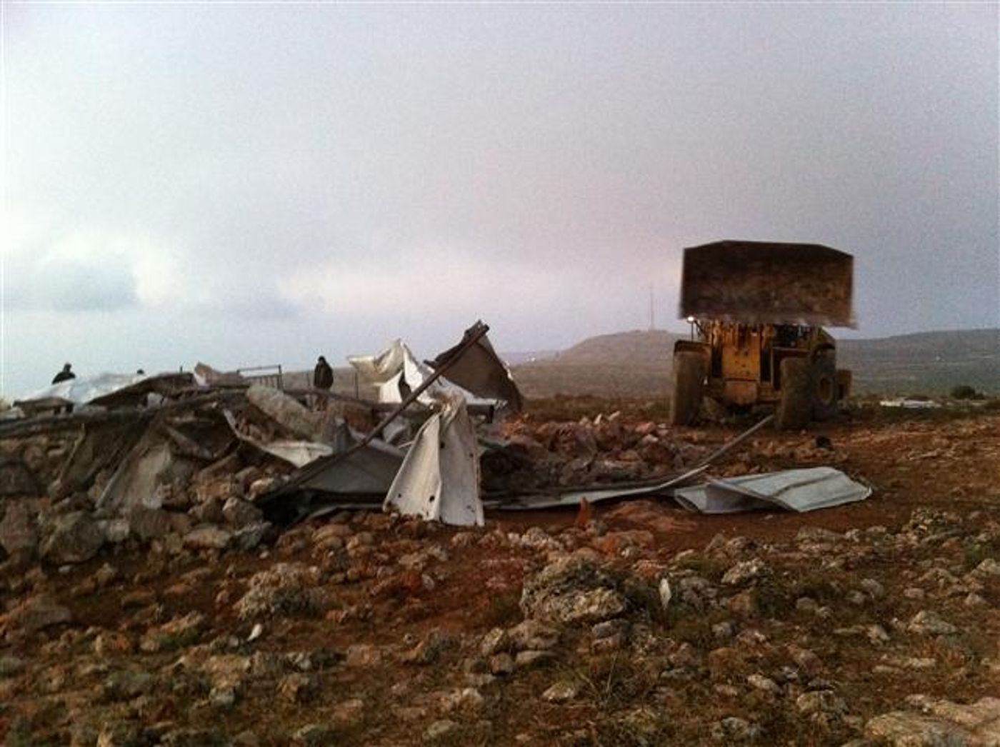מוצאי יום ירושלים: פינוי אלים בעלי עין בשומרון