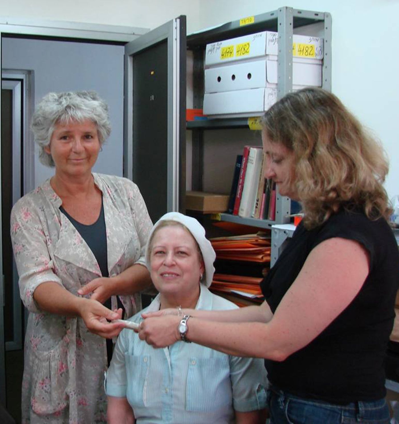 המזוזה ששרדה את השואה נמסרה לנכדת הנרצחים