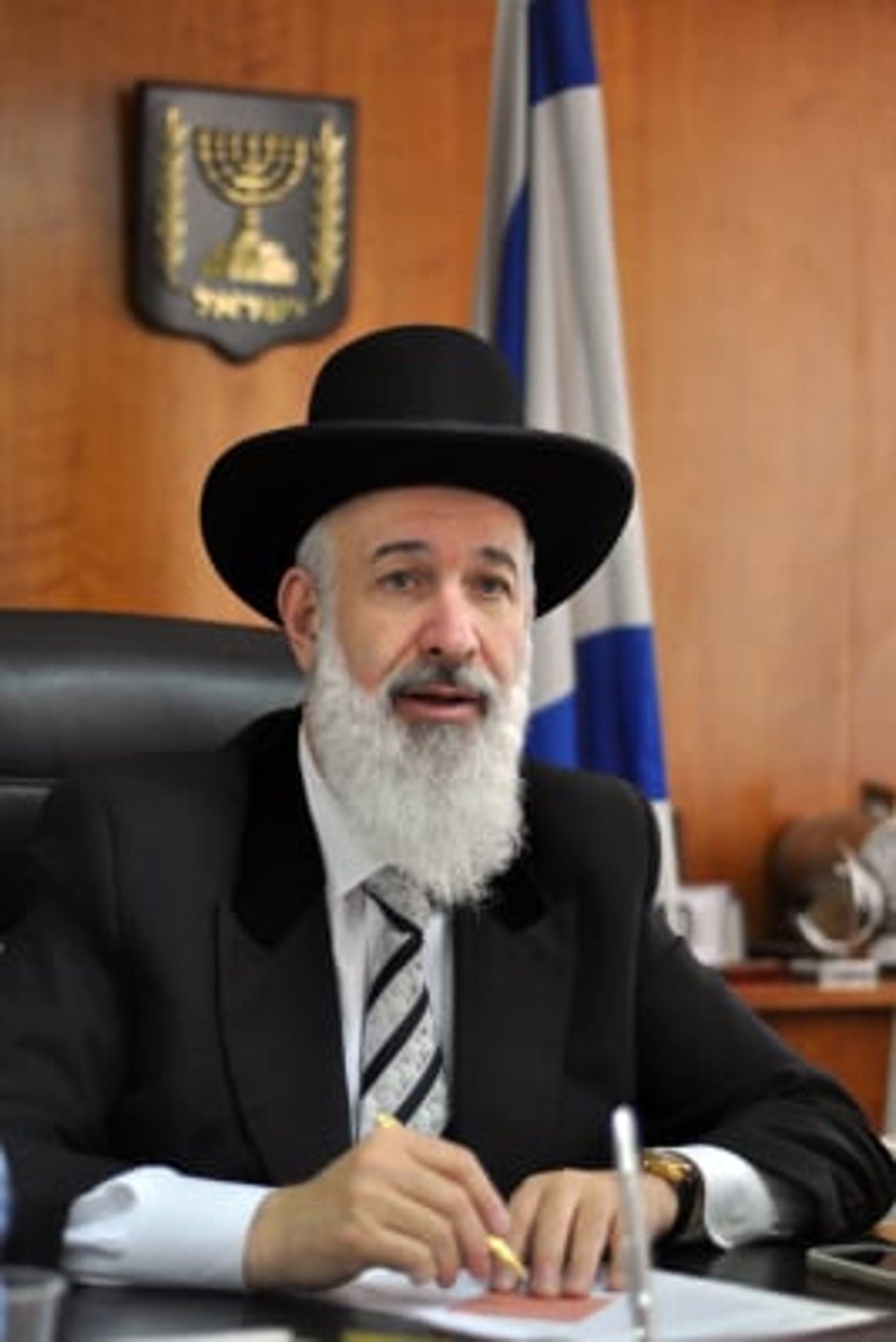 הרב מצגר יאמר קדיש על אביו של יונתן פולארד