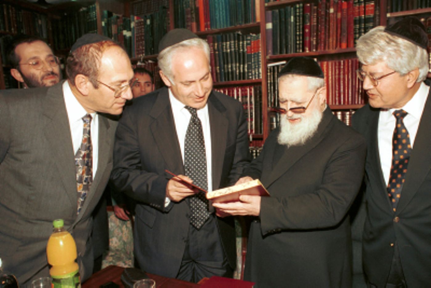 תזכורת: פוליטיקאי מבריק, הסכמי אוסלו, ההרשעה בשוחד