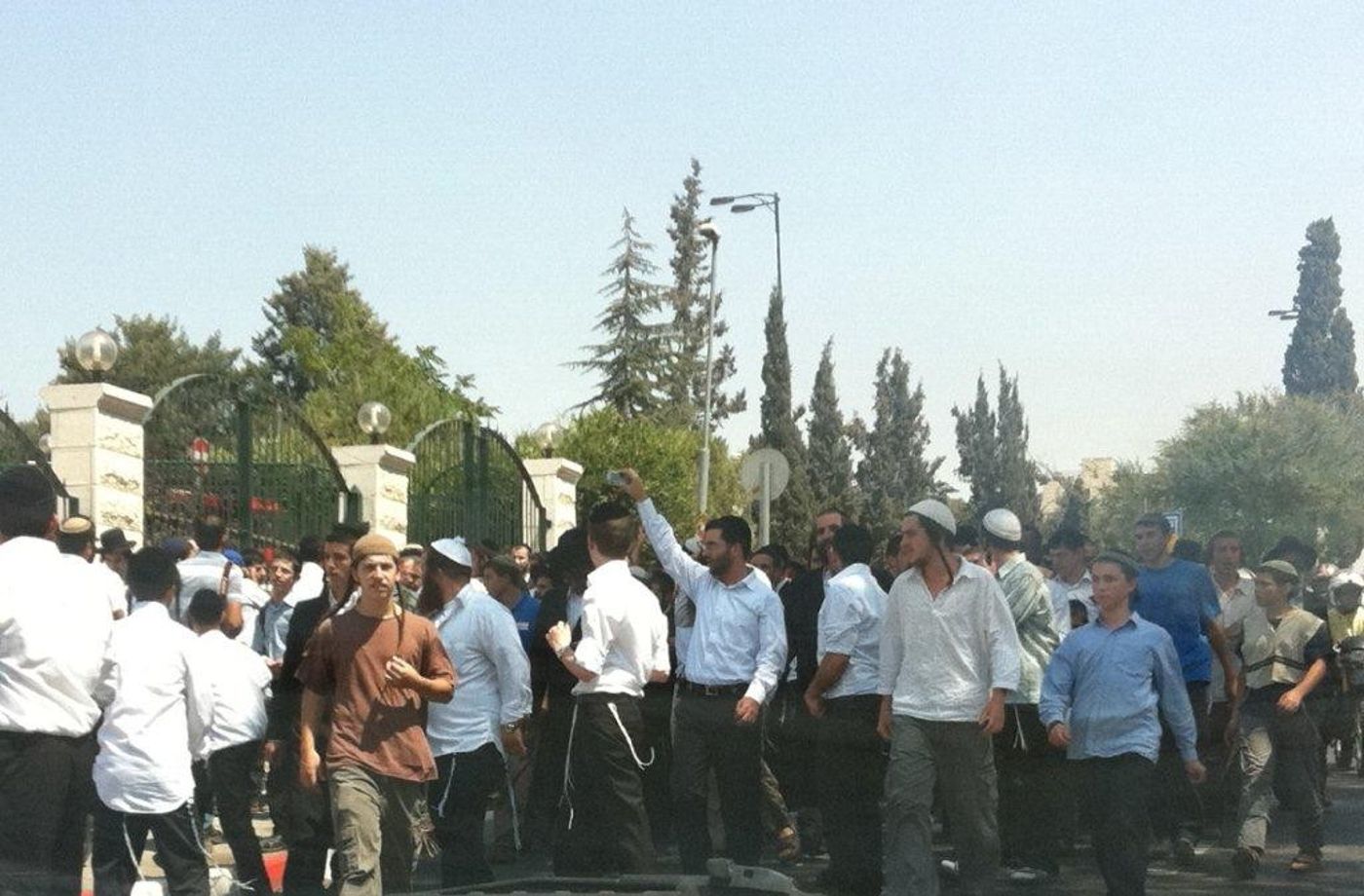 מאות בהפגנת תמיכה ספונטאנית ברב יעקב יוסף ליד ביתו