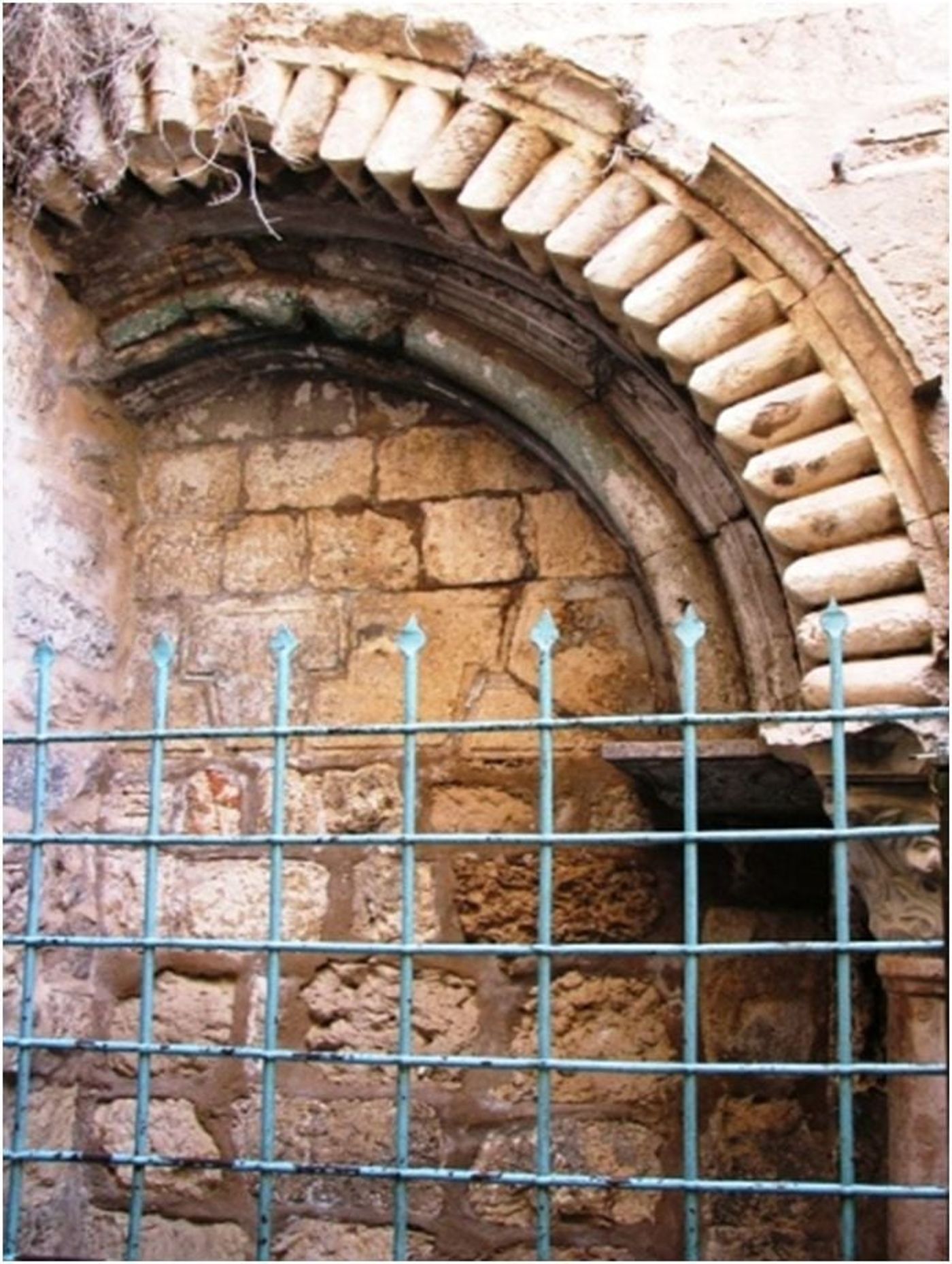 בעיר העתיקה אסור להזיז גם סורג ברזל חלוד