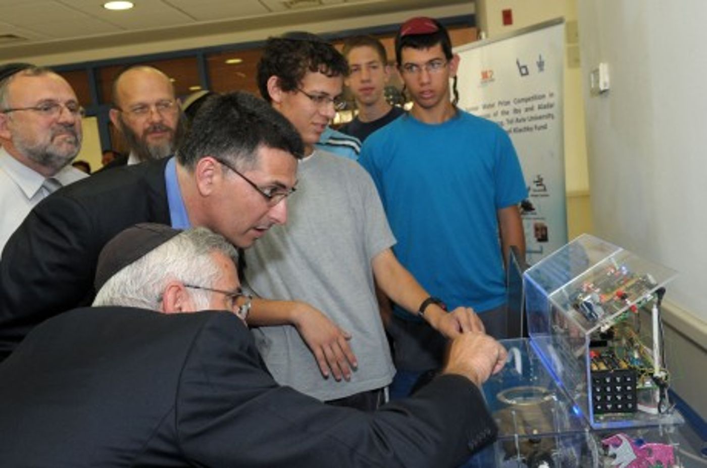 תלמידי 'מכון לב' הציגו פטנטים זוכים לשר החינוך