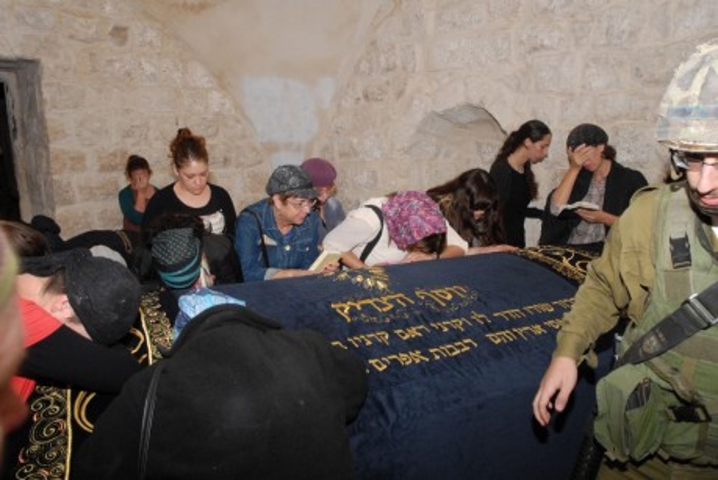 זעזוע בקבר יוסף: צלבי קרס רוססו בסמוך לציון