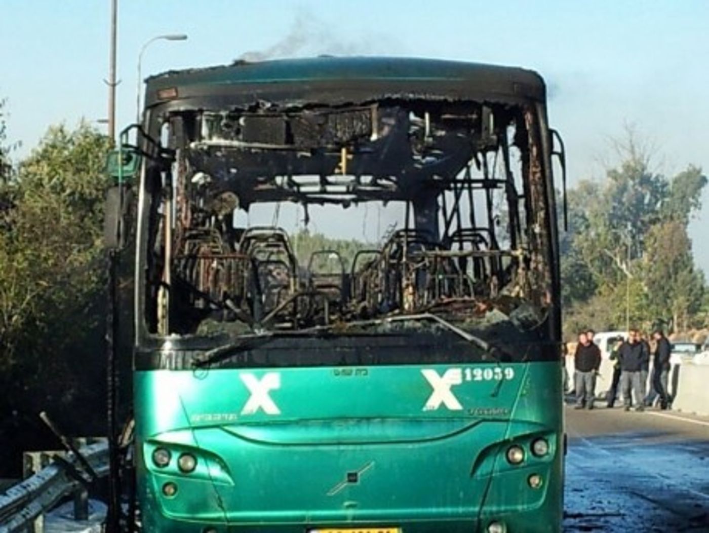 תמונות: האוטובוס שעלה באש בכביש מספר 1