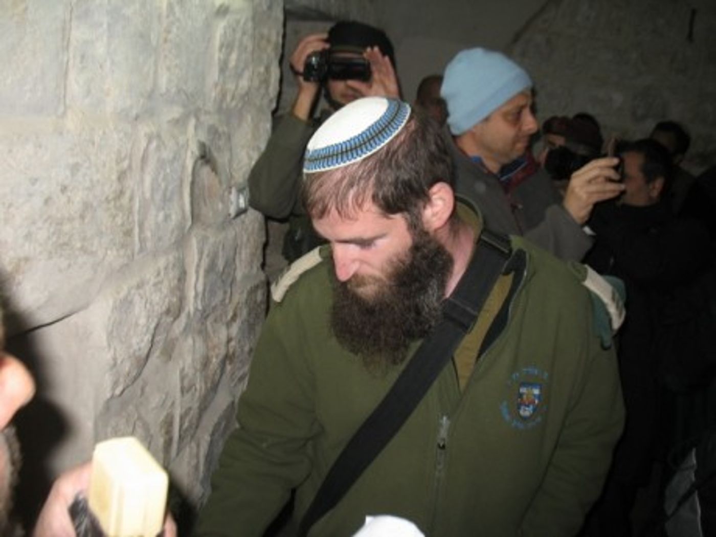 תמונות: אלפים בהדלקת נרות חנוכה בקבר יוסף בשכם