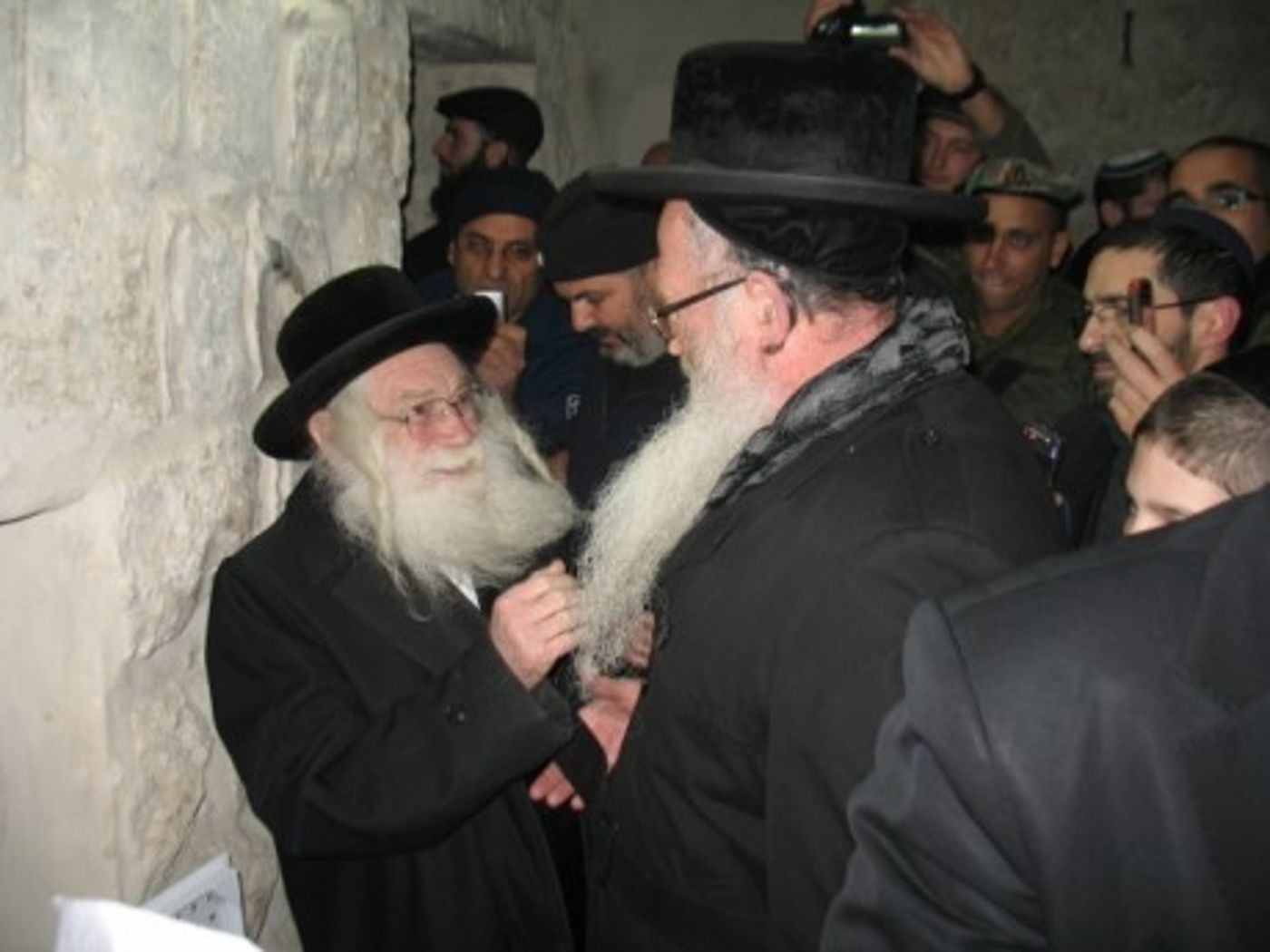 תמונות: אלפים בהדלקת נרות חנוכה בקבר יוסף בשכם