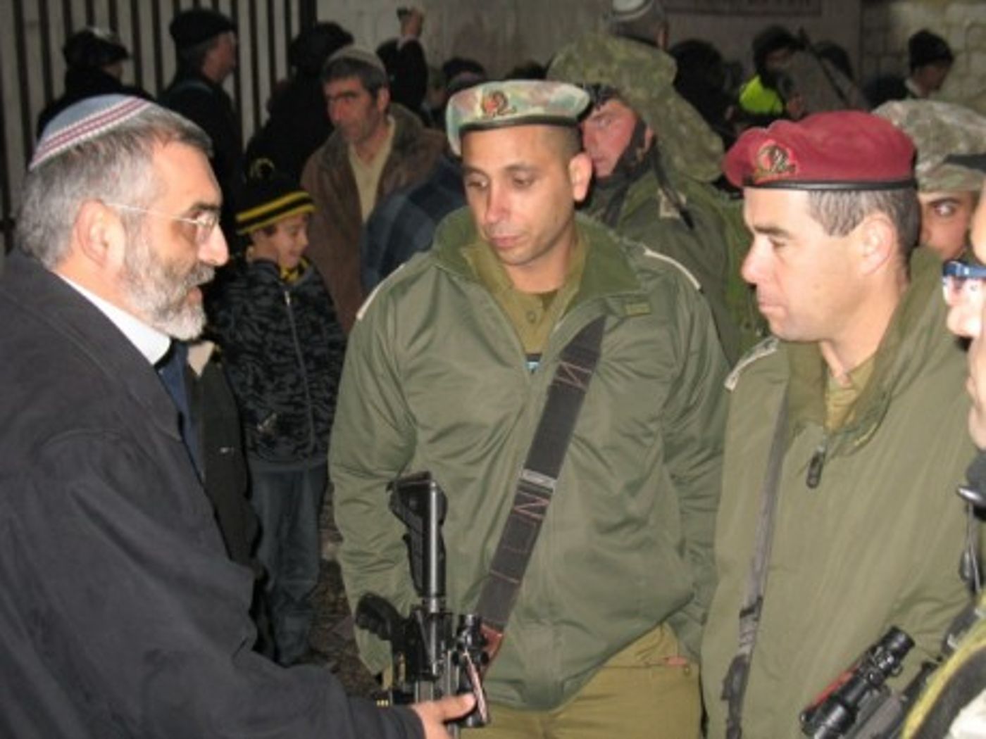 תמונות: אלפים בהדלקת נרות חנוכה בקבר יוסף בשכם