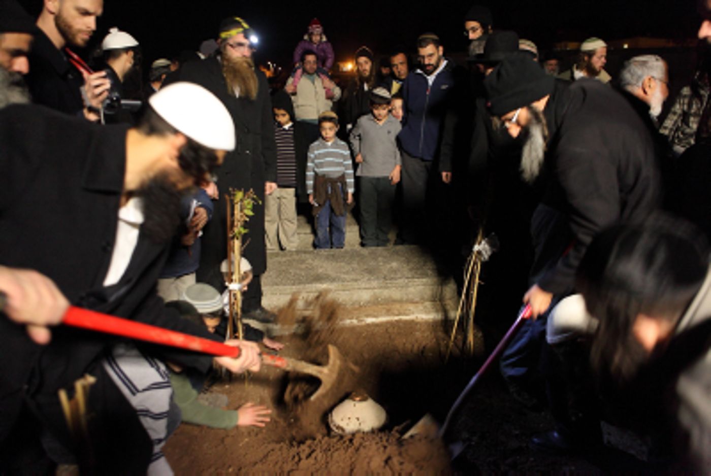 גוילים נשרפים: תמונות מלווית ספרי התורה בישוב חריש