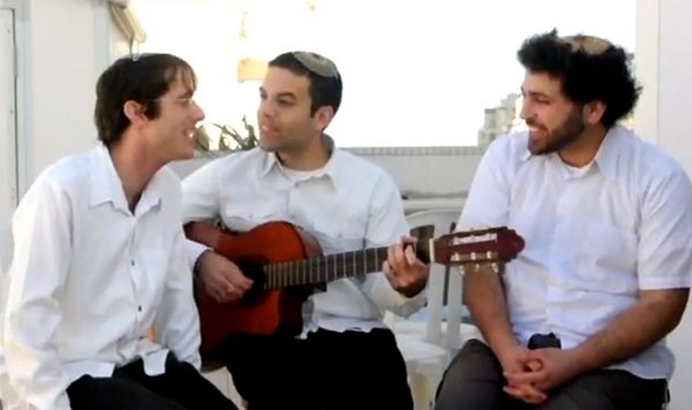 אנדרדוס: נגד קולות שניים בשירי קודש
