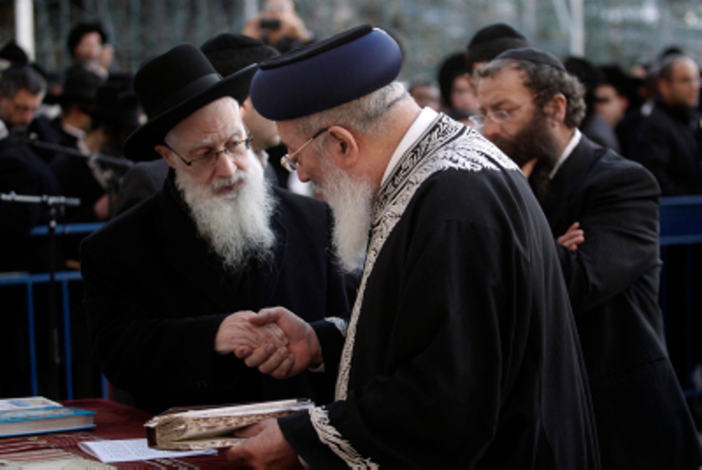 תמונות: התפילות בכותל לרפואת הרב יעקב יוסף