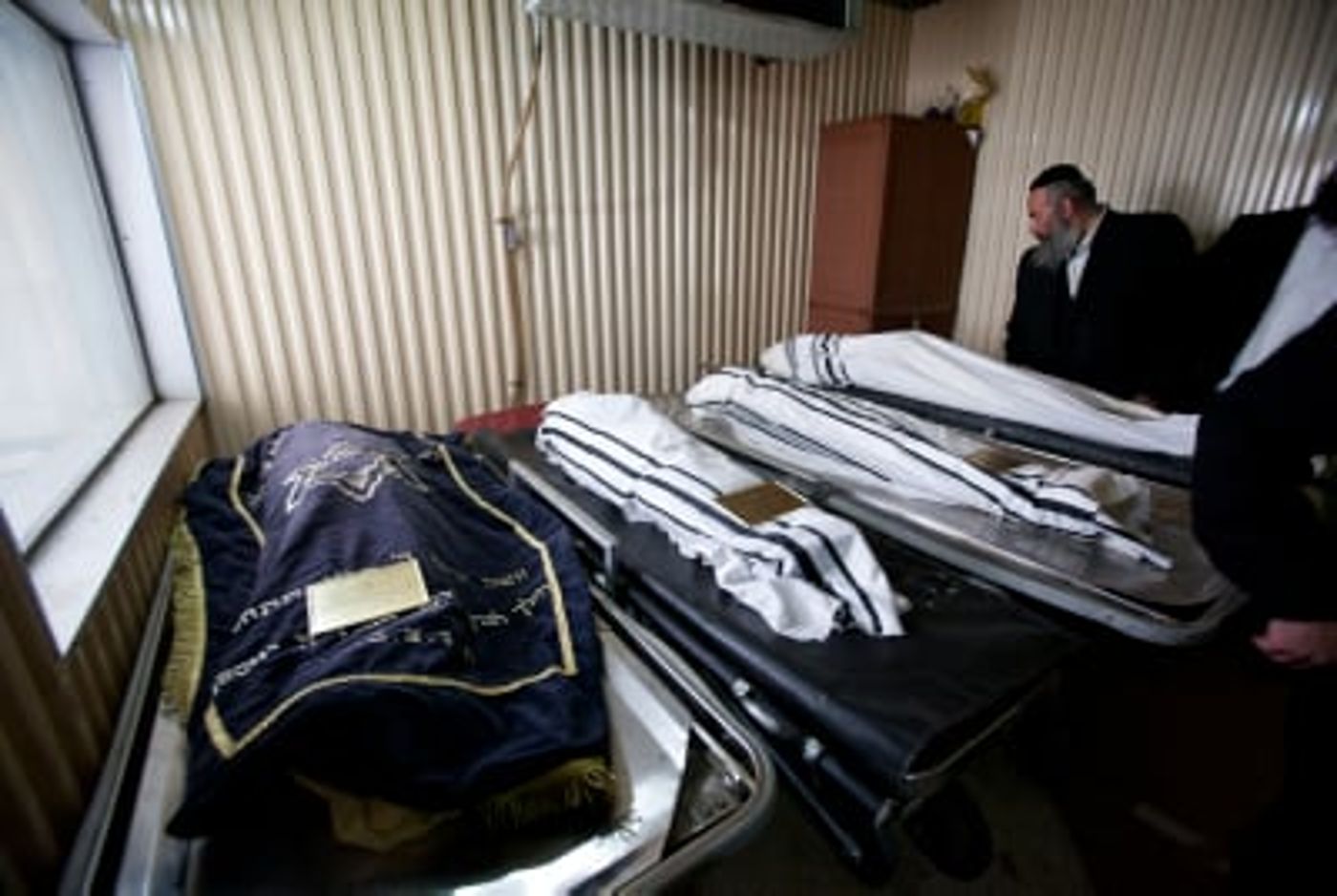 הנרצחים מובאים לקבורה; המשטרה סוגרת על המחבל