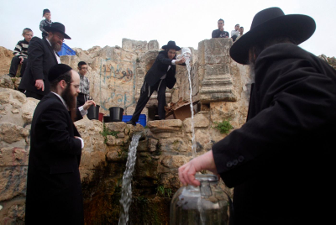 תמונות: שאיבת 'מים שלנו' ממעיין ליד ירושלים