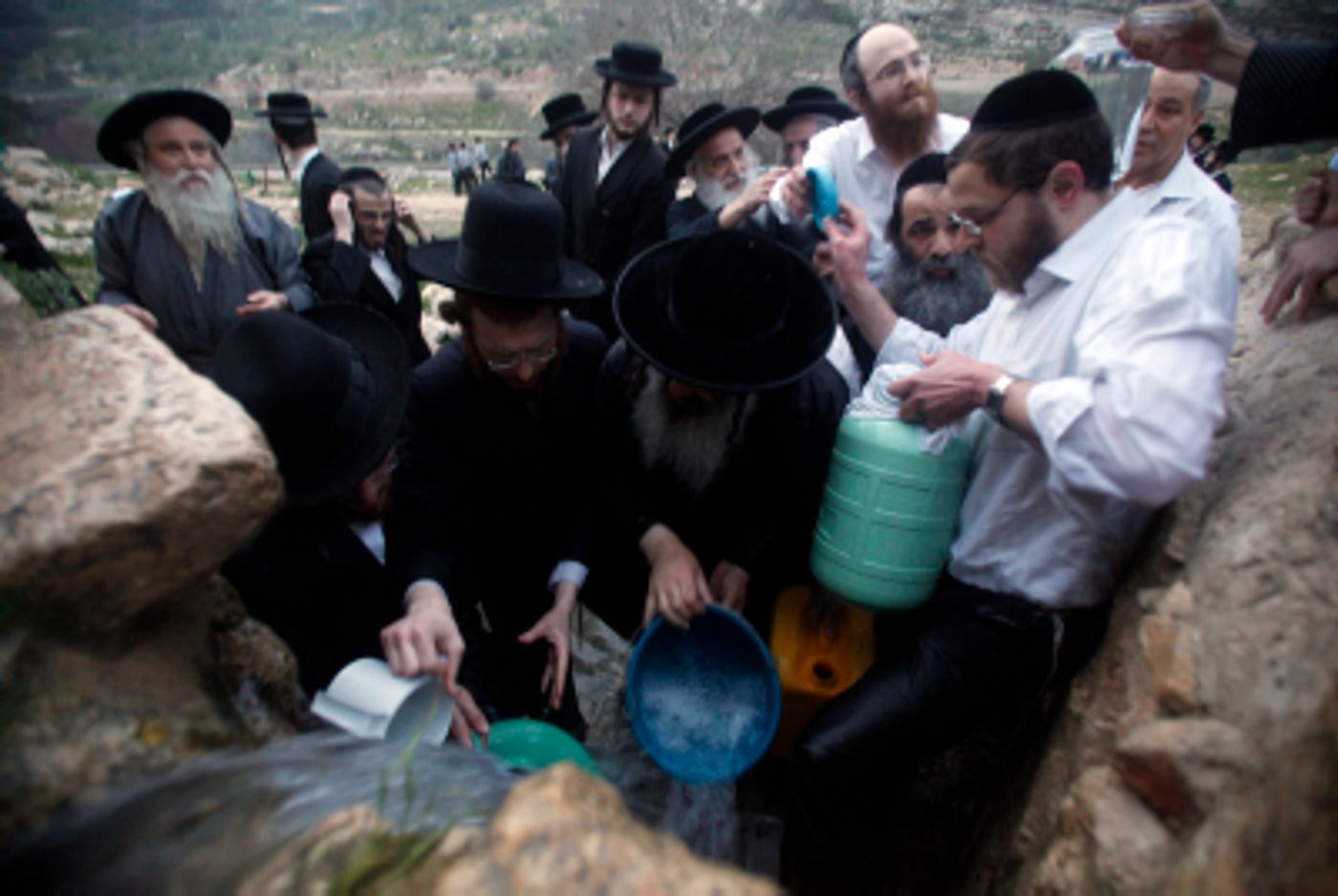 תמונות: שאיבת 'מים שלנו' ממעיין ליד ירושלים