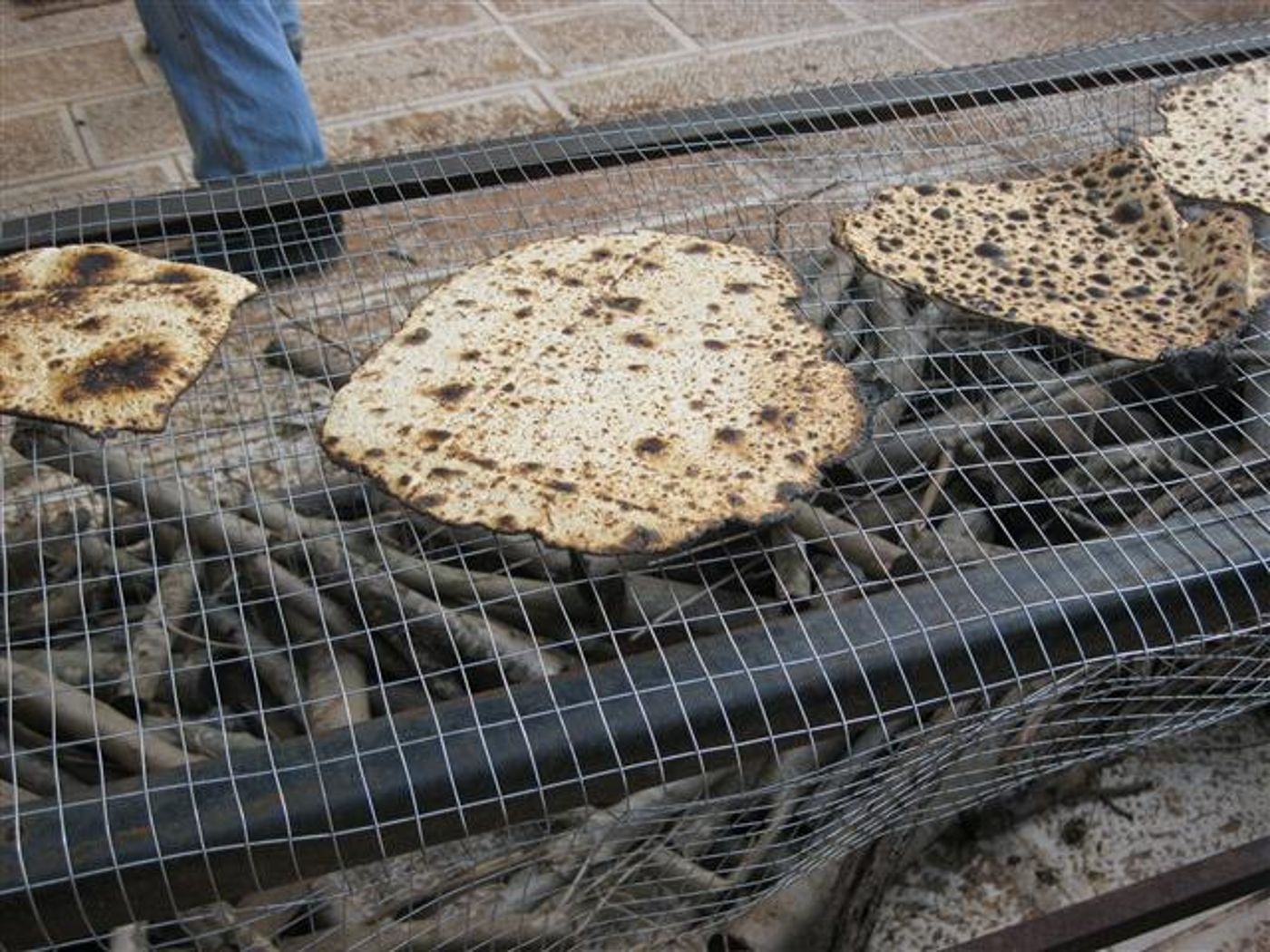 גלרית תמונות ענקית: איך אופים מצות עבודת יד