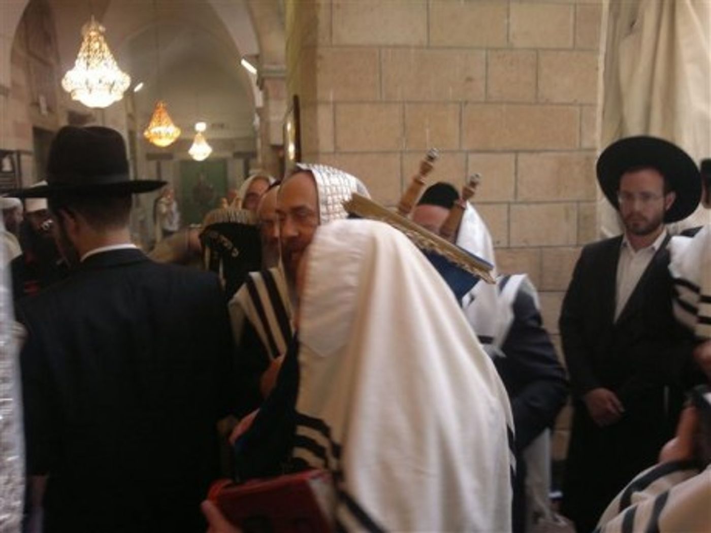 שרפה פרצה במערת המכפלה שפונתה חלקית ממתפללים