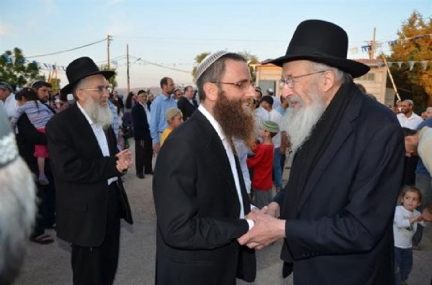 בתפוח הכתירו את רב הישוב; הרב טאו בא לחלוק כבוד
