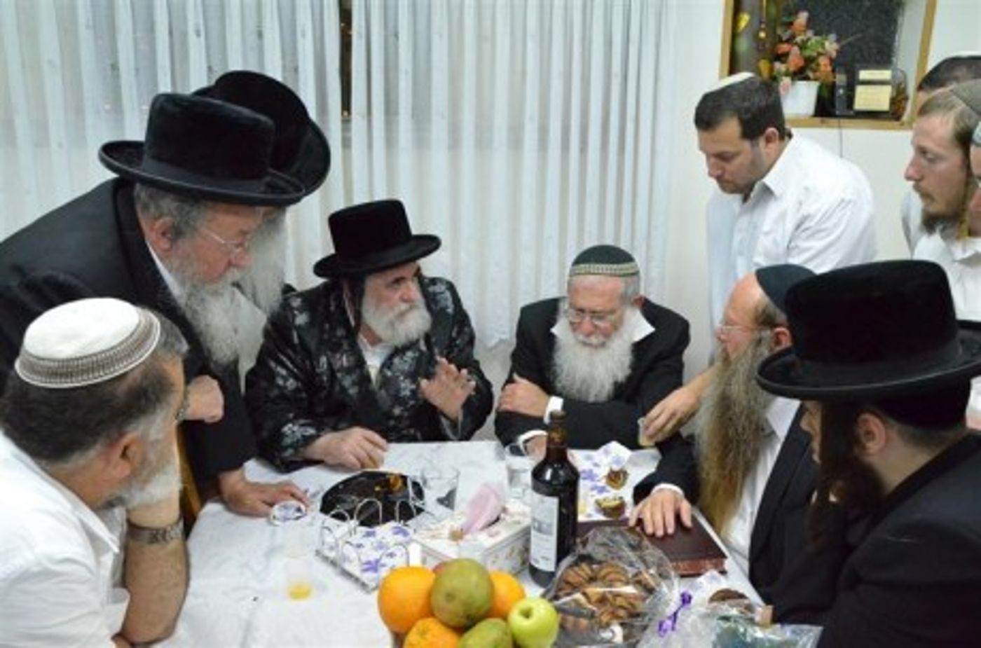 האדמו"ר מויזניץ ביקר באלון מורה וקבע מזוזה בקבר יוסף