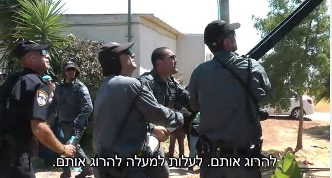תיעוד מצולם: על הגג במגרון שוטרים מאיימים על נערים