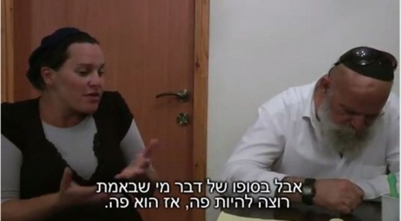 תיעוד מצולם: על הגג במגרון שוטרים מאיימים על נערים
