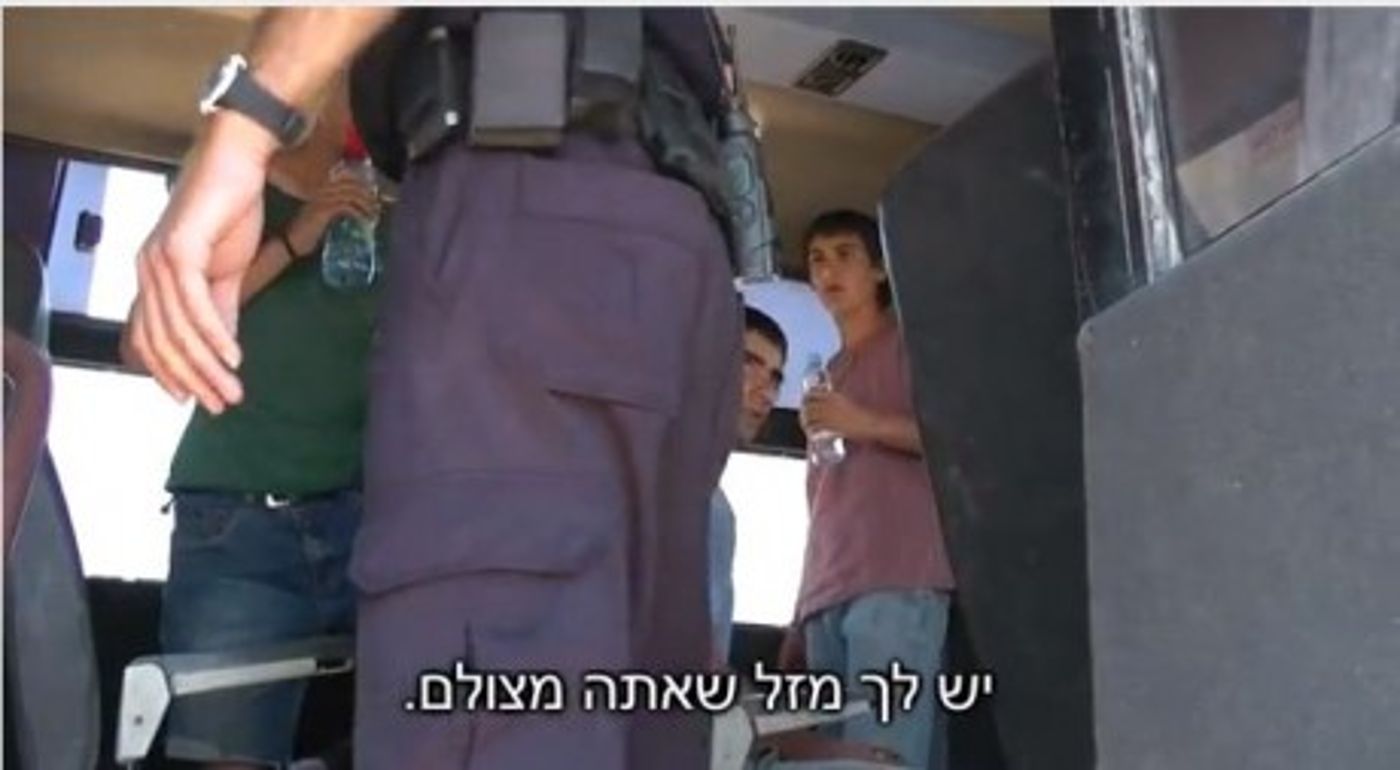 תיעוד מצולם: על הגג במגרון שוטרים מאיימים על נערים
