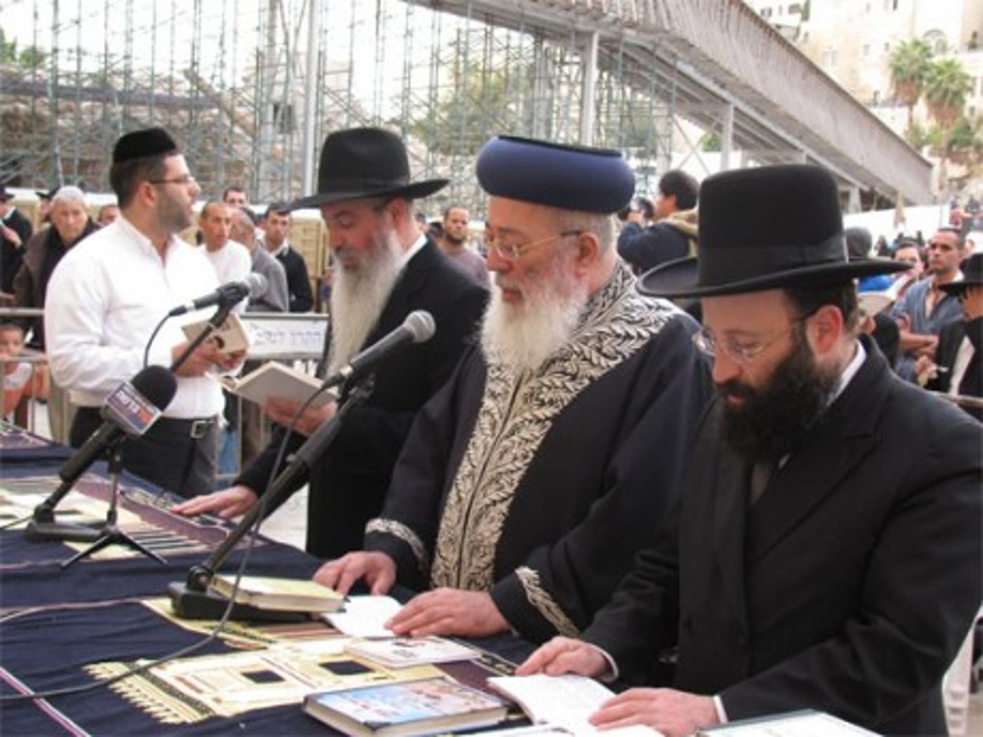 אלפים בכותל המערבי בתפילה לשלום חיילי צה"ל