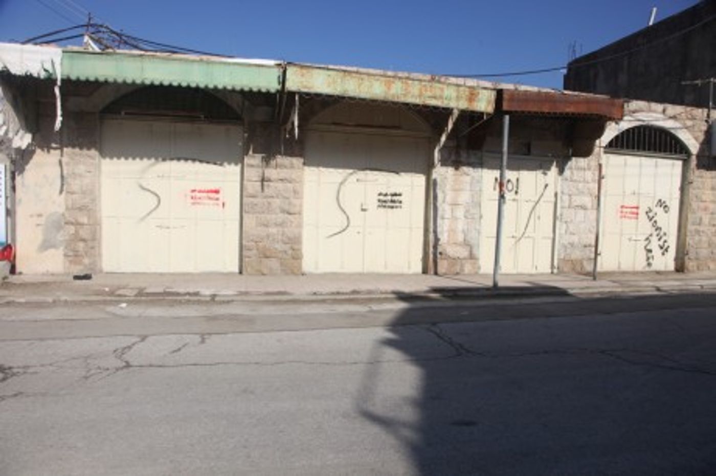 פעילים אנטישמיים בחברון: "No Zionist here"
