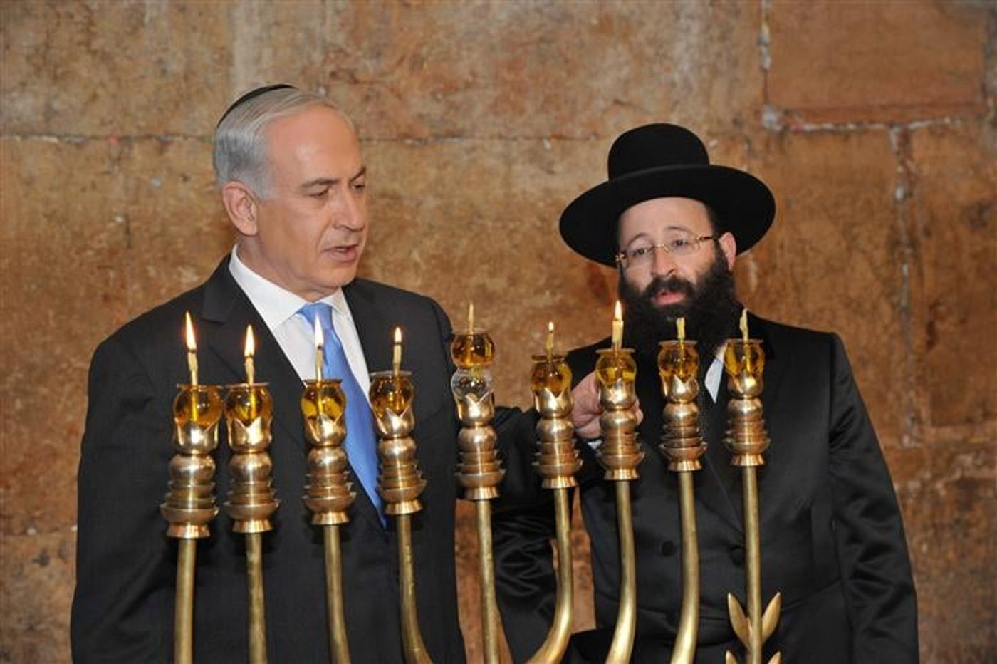 רוה"מ הדליק נר שמיני בכותל: נמשיך להיות כאן לנצח נצחים
