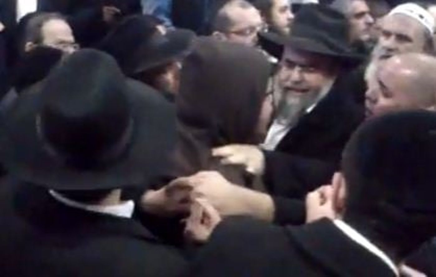 צפו: אנשי ש"ס מגרשים באלימות את הרב אמנון יצחק