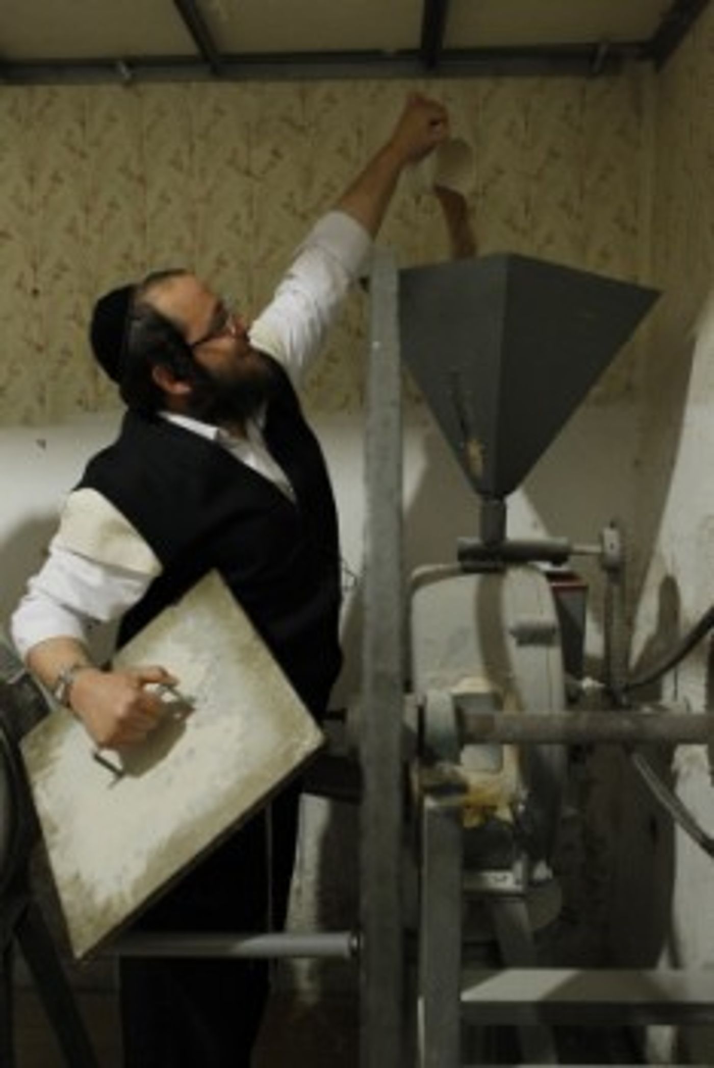 עוד מעט פסח: במאה שערים התחילו לטחון קמח למצות