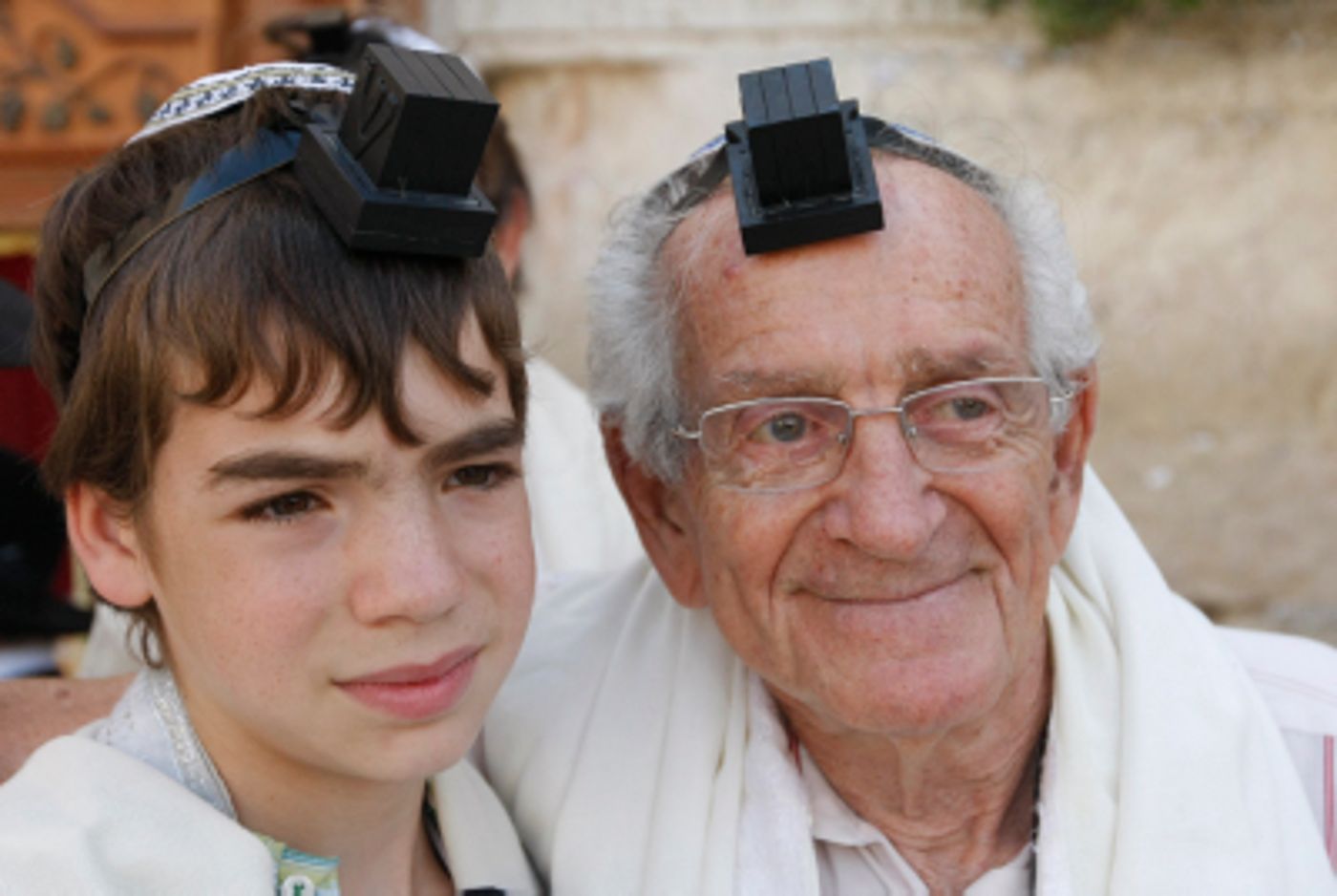 שו"ת סמס: עד כמה חייבים הנכדים בכבוד הסבא והסבתא?
