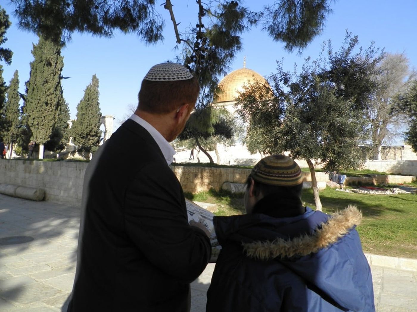הורחק בגלל עלינו לשבח, שב אל הקודש בתפילת הלל