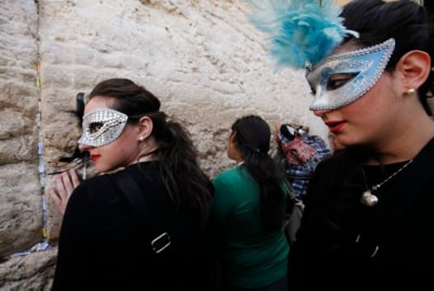 הלכות פורים בקיצור: מה חייבים בלילה ומה ביום?