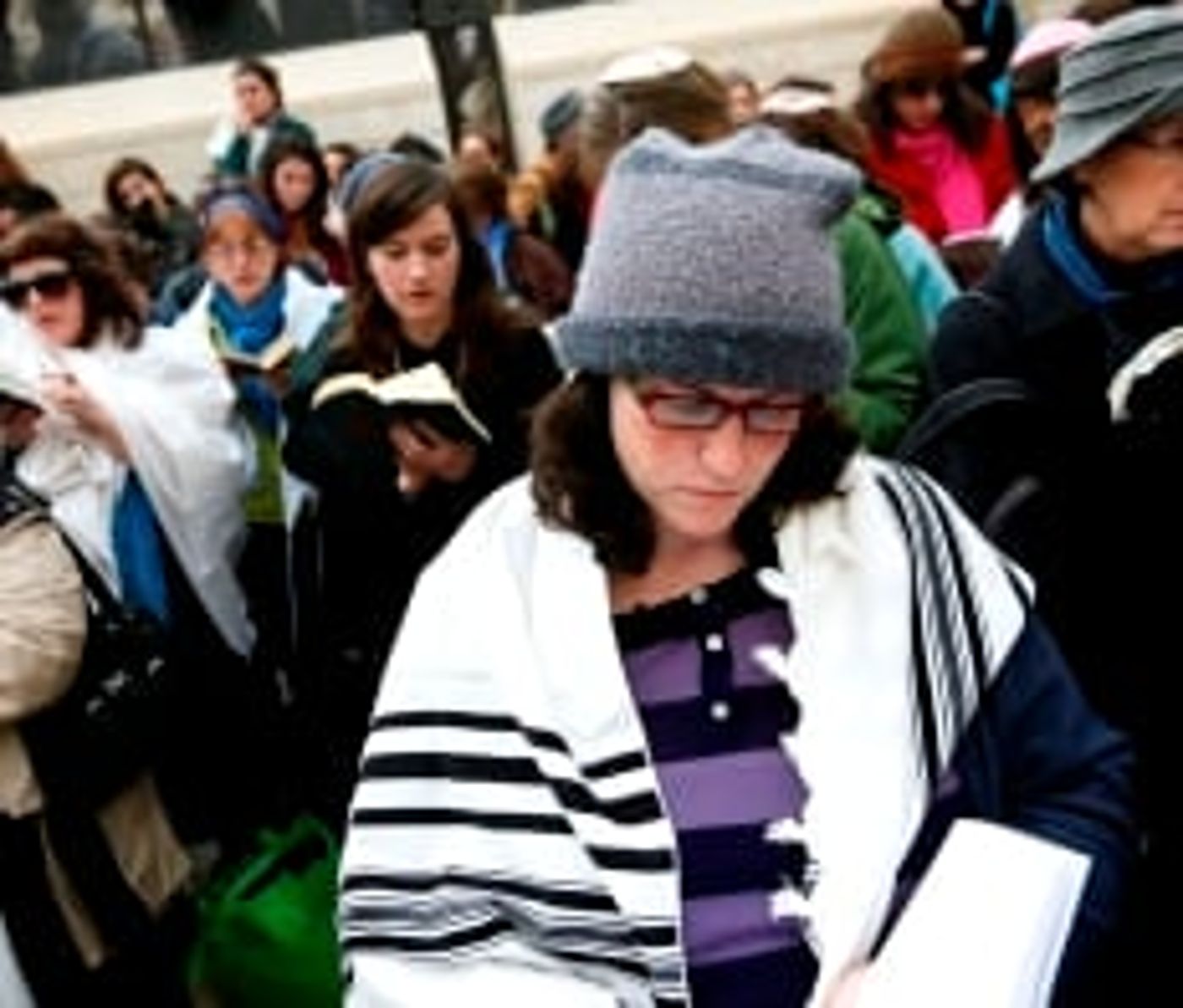 הרב מלמד מתיר לנשים לקרוא מגילה אך מוסיף אזהרה