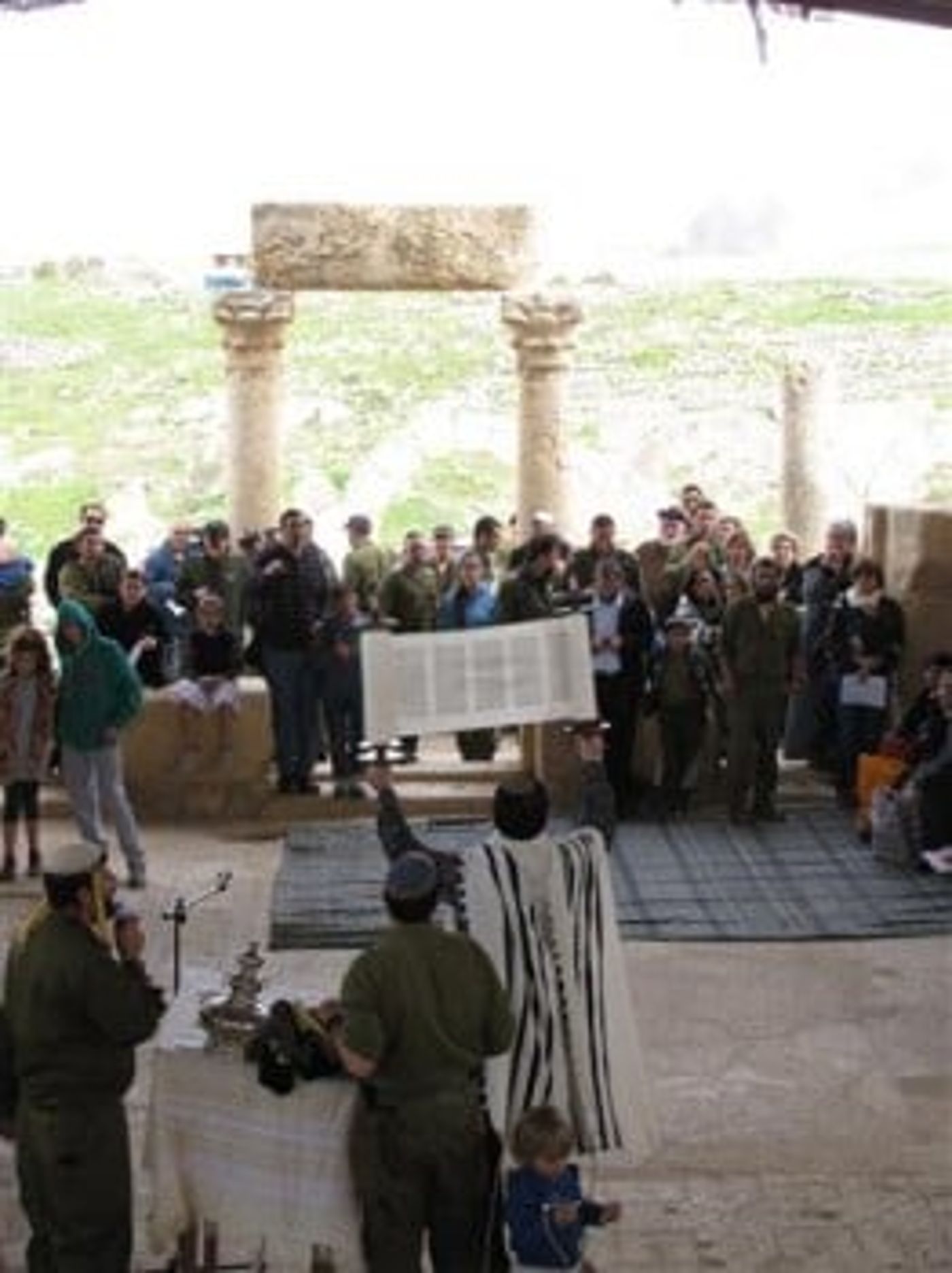 לזכרם: ספר תורה בגדוד שאיבד 13 לוחמים ב'חומת מגן'