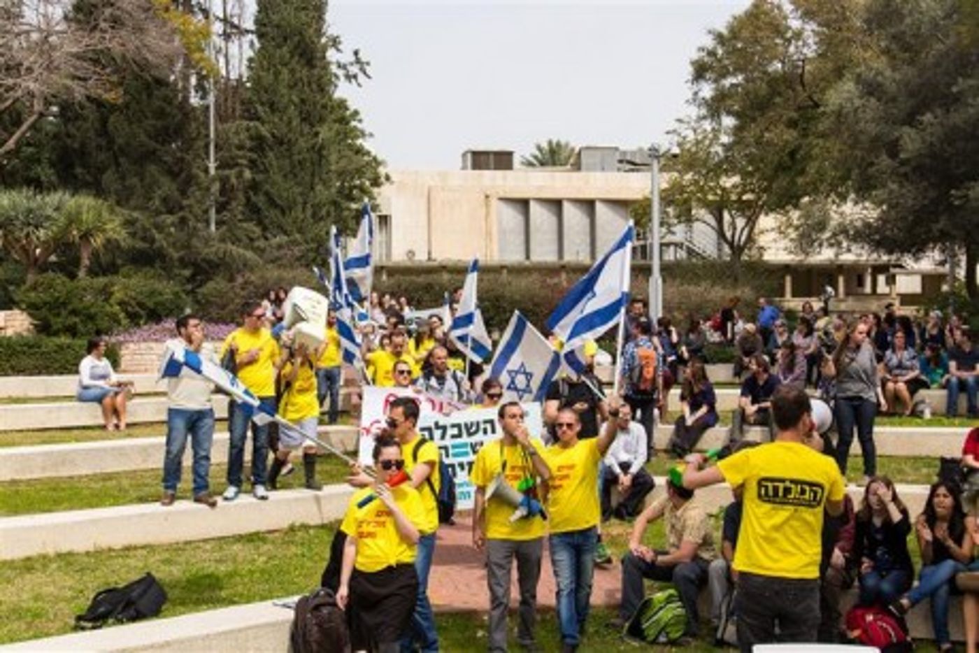 סטודנטים באוניברסיטת בר אילן הביאו משאית זבל לקמפוס