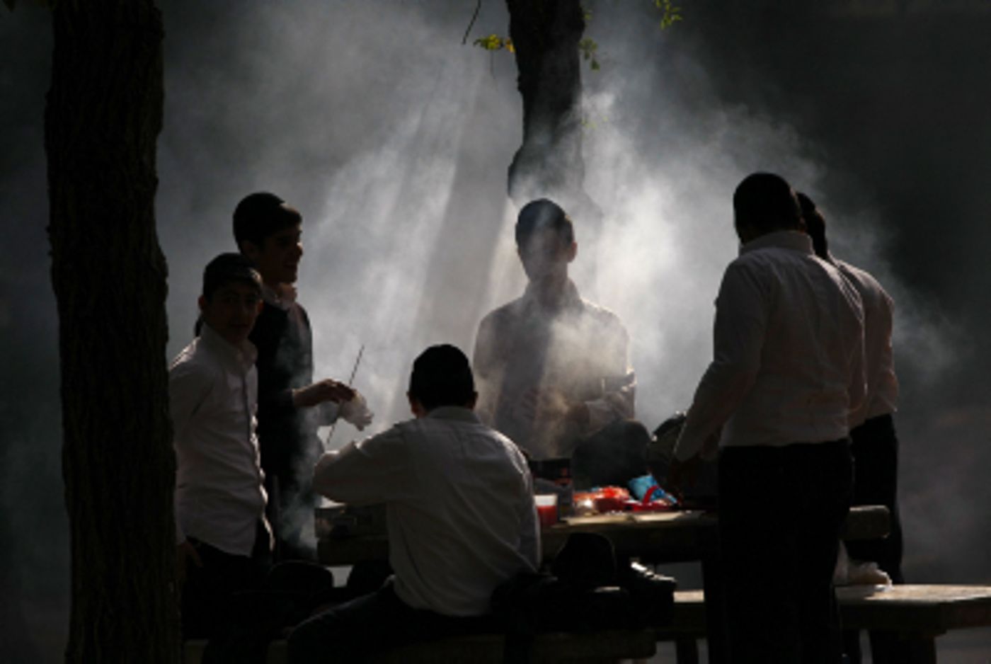 הרב מצגר על החרדים שעשו מנגל ביום השואה: חילול השם!