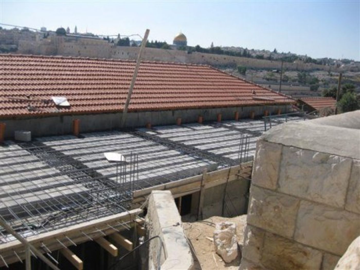 מטרים מקברי הקדושים הערבים בונים מסגד לא חוקי