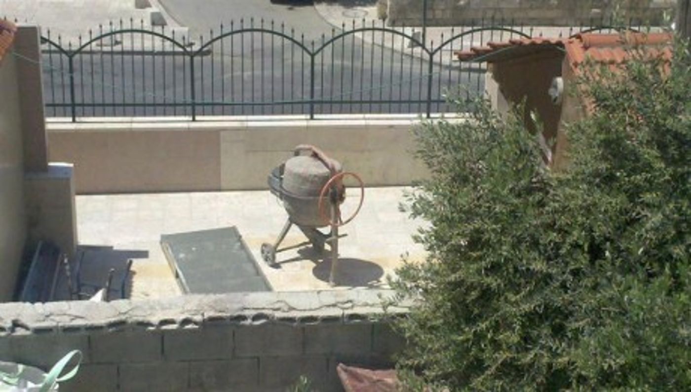 מטרים מקברי הקדושים הערבים בונים מסגד לא חוקי