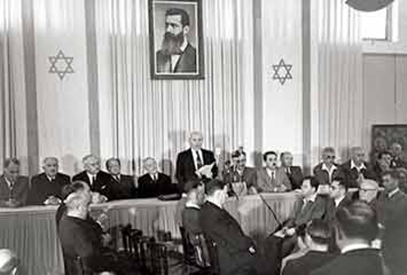 מגלות לגאולה, מאפלה לאור גדול