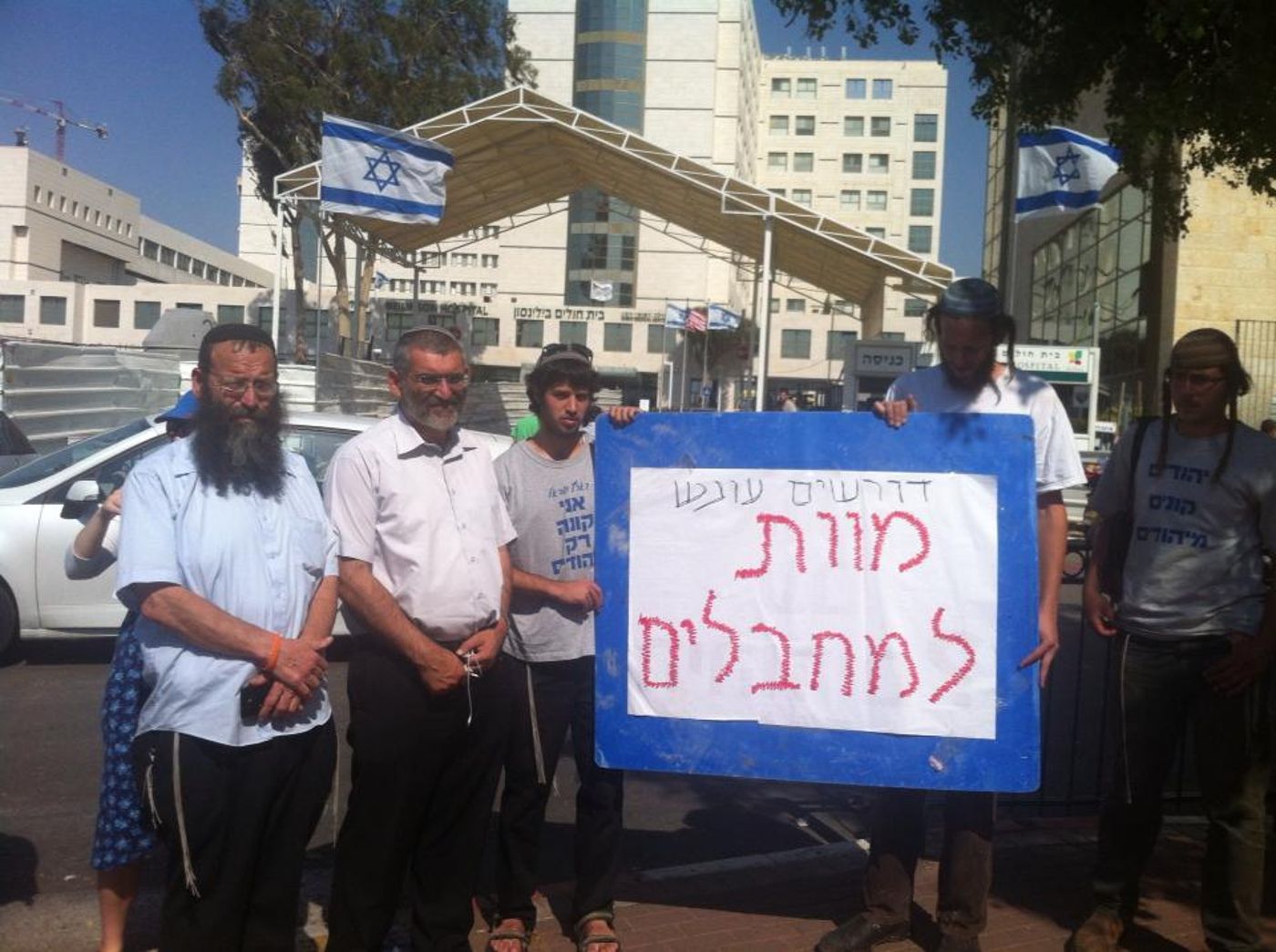 מרזל ובן ארי באו "להעניק טיפול רפואי למחבל"