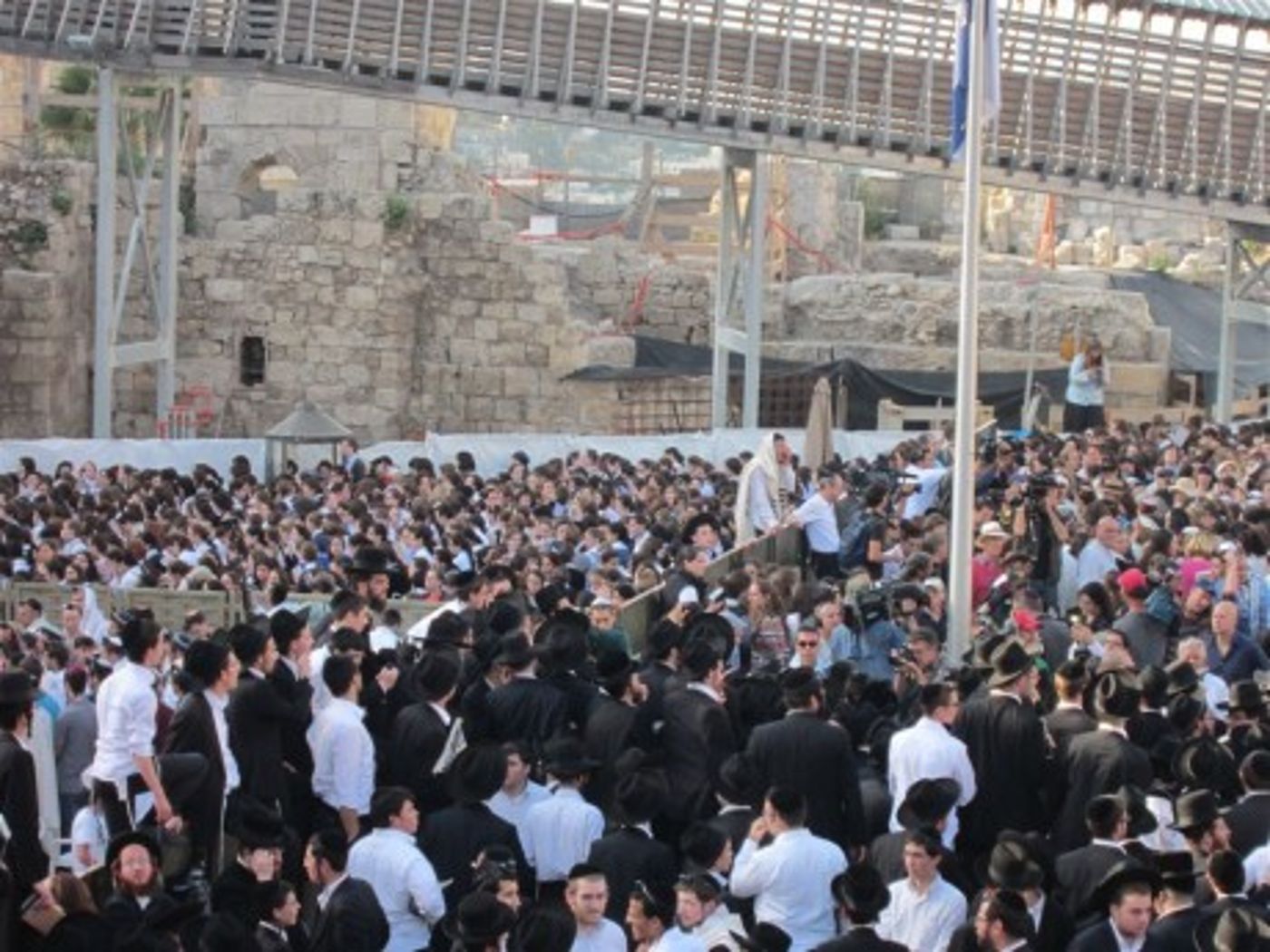 צפו: אלפים מחו נגד נשות הכותל ברחבת הכותל המערבי