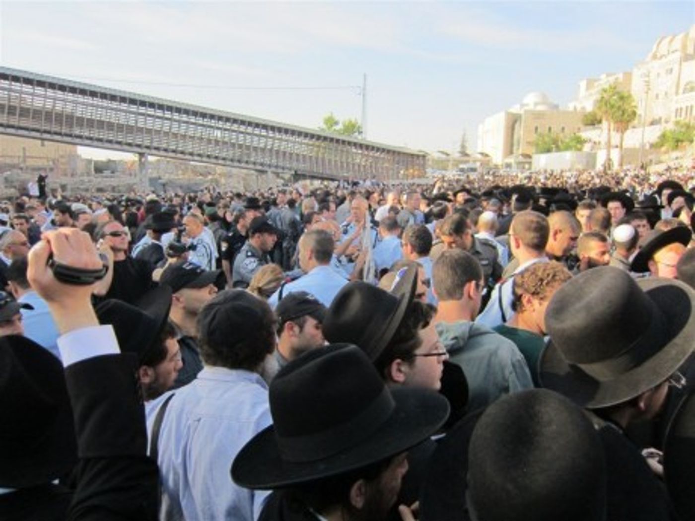 צפו: אלפים מחו נגד נשות הכותל ברחבת הכותל המערבי