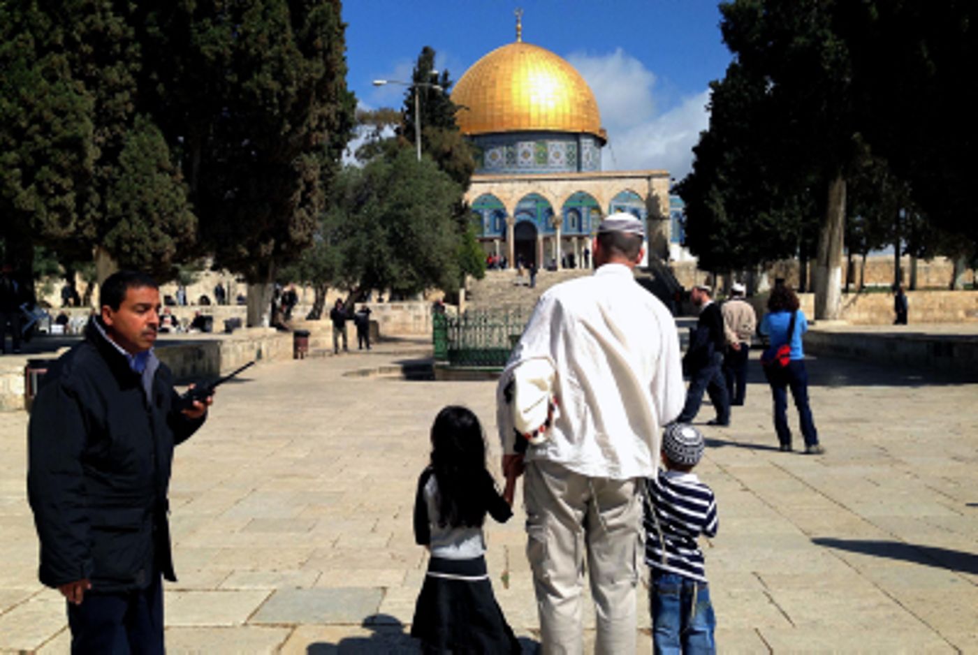 שו"ת סמס: הרה"ר אוסרת עליה להר הבית והיא הקובעת